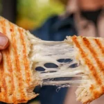 ساندویچ پنیر گریل‌شده با پنیر ذوب‌شده و طلایی