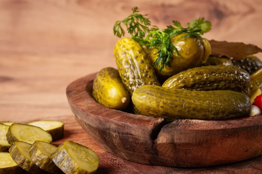 تصویر مرتبط با آشنایی با خیارشور تخمیری و تفاوت‌های آن با خیارشور سرکه‌ای