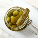تصویری از خیارشور تخمیری با بافت ترد و رنگ سبز طبیعی