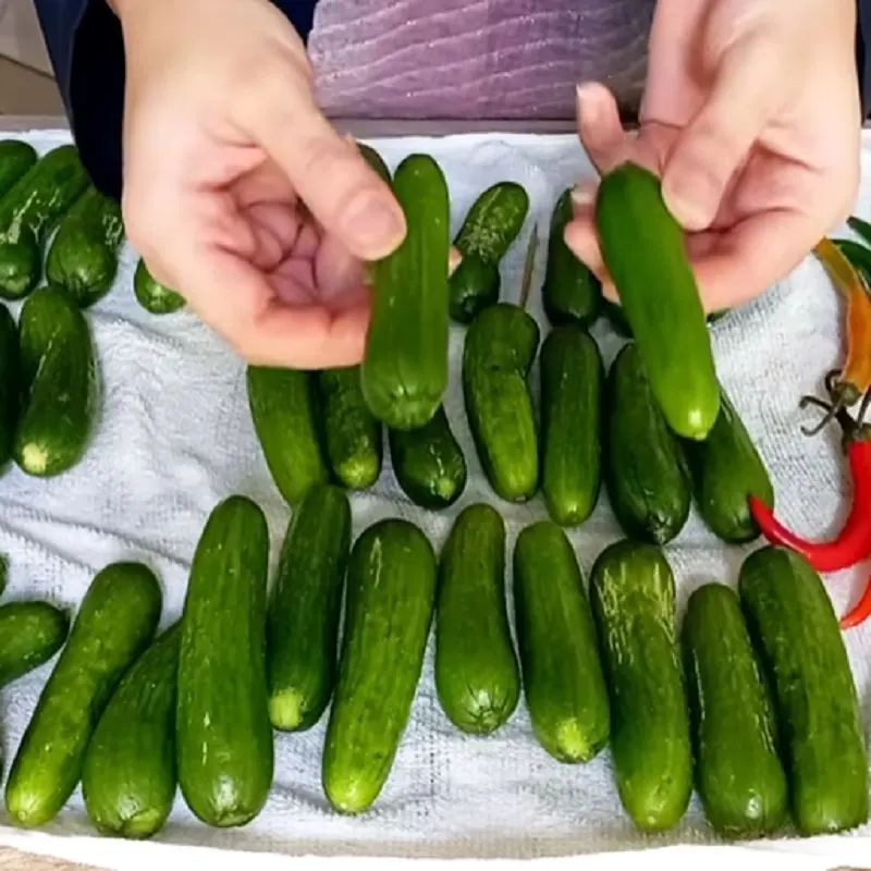 خیارهای شسته شده و خشک شده