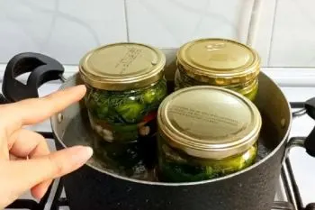 شیشه خیارشور فوری ترد و خوش‌طعم