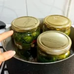 شیشه خیارشور فوری ترد و خوشطعم آماده شده