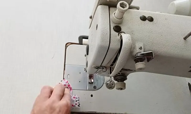 تصویر مرتبط با روش دقیق و تمیز روغن کاری چرخ خیاطی با سرنگ برای افزایش عمر دستگاه