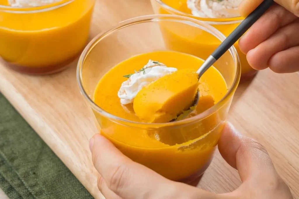 تصویر مرتبط با طرز تهیه فرنی کدو حلوایی با پسته؛ دسر پاییزی خوشرنگ و خوشعطر در لیوانهای تکنفره