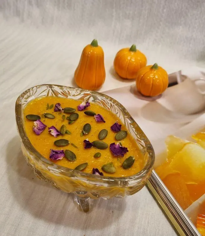 تصویر مرتبط با طرز تهیه فرنی کدو حلوایی با پسته؛ دسر پاییزی خوشرنگ و خوشعطر در لیوانهای تکنفره