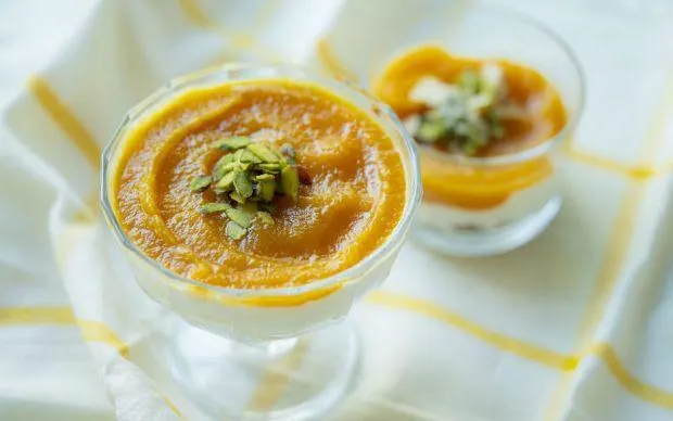 تصویر مرتبط با طرز تهیه فرنی کدو حلوایی با پسته؛ دسر پاییزی خوشرنگ و خوشعطر در لیوانهای تکنفره