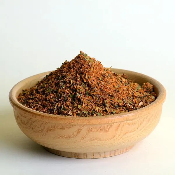 مواد لازم برای تهیه ادویه ماکارونی شامل پاپریکا، پودر سیر، پودر پیاز و ادویههای دیگر