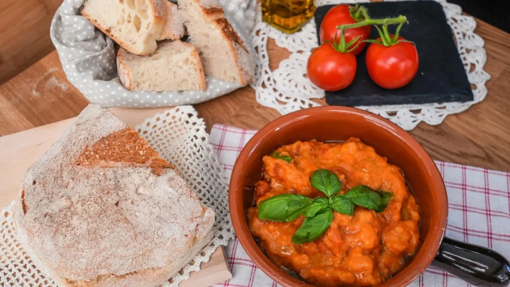 تصویر مرتبط با طرز تهیه سوپ گوجه فرنگی ایتالیایی؛ ساده، خوش‌عطر و سبک