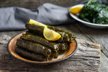 دلمه برگ مو لرستانی با باقلا و ماست