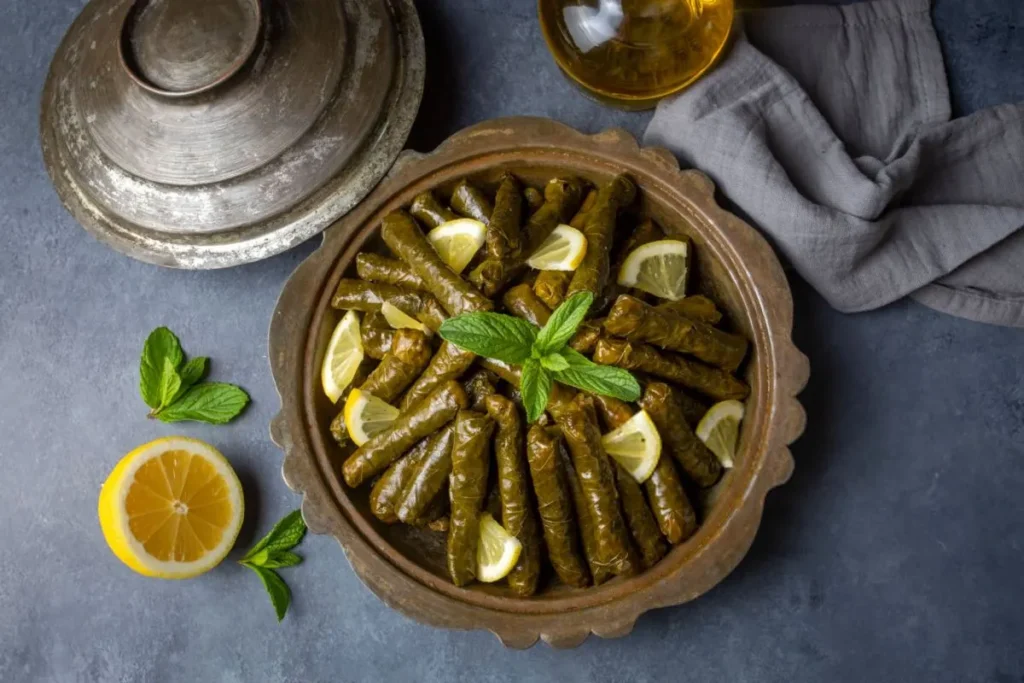 دلمه برگ مو لرستانی پیچیده شده