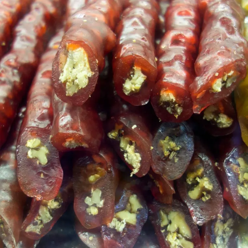 تصویر مرتبط با طرز تهیه سوجوق گردویی؛ شیرینی سنتی خوش‌طعم و مقوی