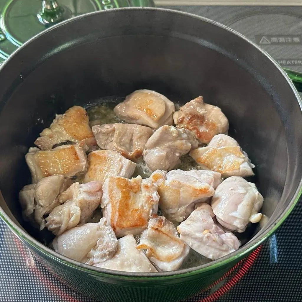 اضافه کردن رب گوجه فرنگی و رب آلوچه به پیاز و سیر