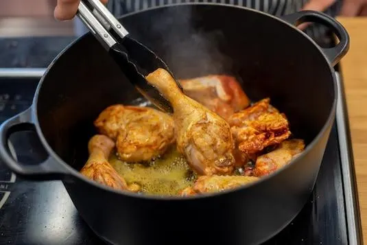 مواد اولیه شامل مرغ، شوید خشک، آلوچه، پیاز، سیر و رب گوجه