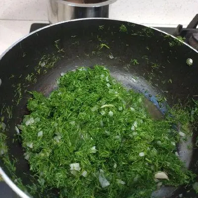 خورش شوید خولی غلیظ و لعاب دار در ظرف سرو