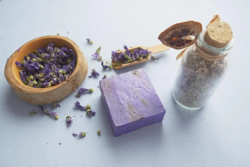 تصویر مرتبط با راهنمای کامل ساخت صابون معطر خانگی با پایه گلیسیرینی