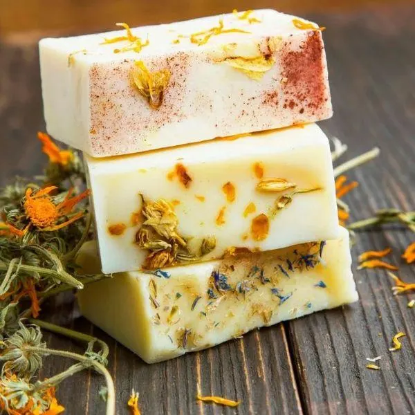 تصویر مرتبط با راهنمای کامل ساخت صابون معطر خانگی با پایه گلیسیرینی