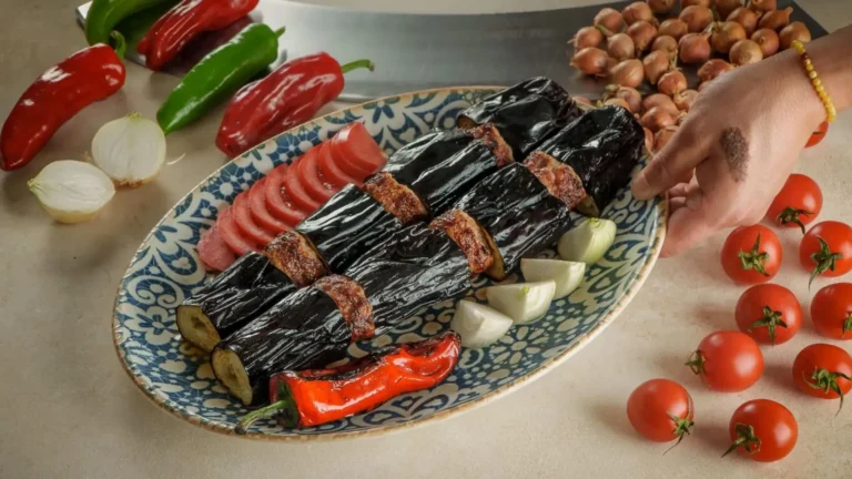 طرز تهیه سورملی کباب؛ سورملی کباب آبدار همراه با بادمجان کبابی و سس گ