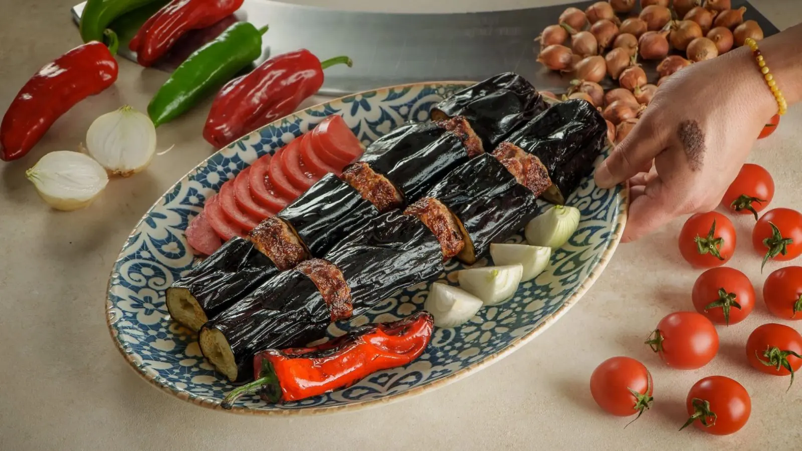 طرز تهیه سورملی کباب؛ سورملی کباب آبدار همراه با بادمجان کبابی و سس گ