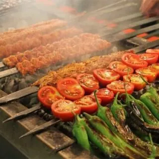 تصویر مرتبط با طرز تهیه سورملی کباب با بادمجان کبابی و عطر دودی بی‌نظیر
