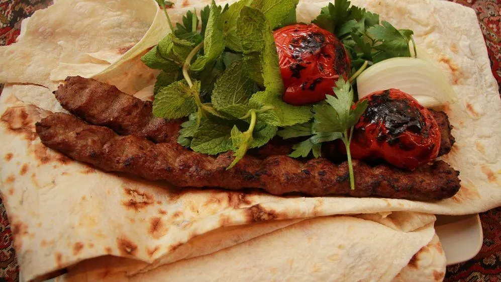تصویر مرتبط با طرز تهیه سورملی کباب با بادمجان کبابی و عطر دودی بی‌نظیر