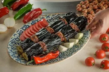 طرز تهیه سورملی کباب؛ بادمجان کبابی با پوست سیاه شده و گوشت نرم