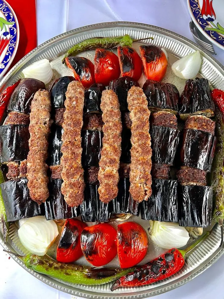 تصویر مرتبط با طرز تهیه سورملی کباب با بادمجان کبابی و عطر دودی بی‌نظیر