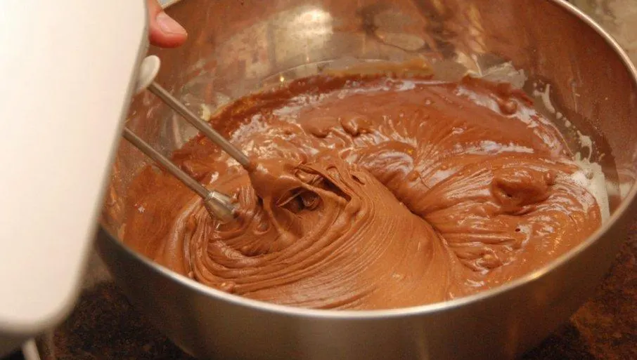 کیک یخچالی شکلاتی نرم و آماده سرو