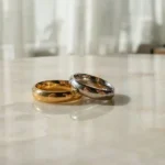 حلقه ازدواج: نقره یا طلا؟؛ حلقه ازدواج نقره و طلا روی دست