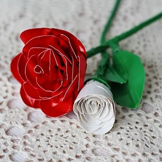 خم کردن و فرم دادن گلبرگ‌های پلاستیکی برای طبیعی‌تر شدن گل رز