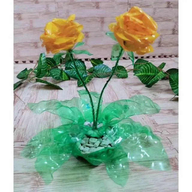 تصویر مرتبط با ساخت دسته گل رز رنگی و ماندگار با بطری پلاستیکی خالی