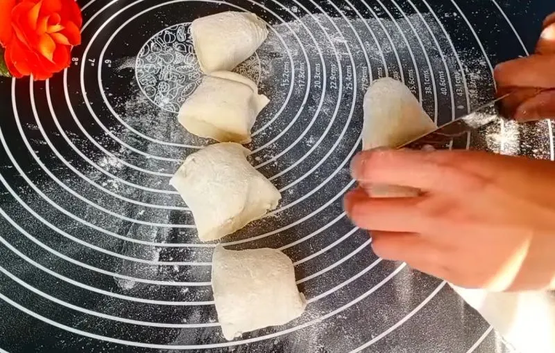 تصویر مرتبط با روش ساده تهیه نان لواش تابه‌ای بدون خمیر مایه با آرد و آب