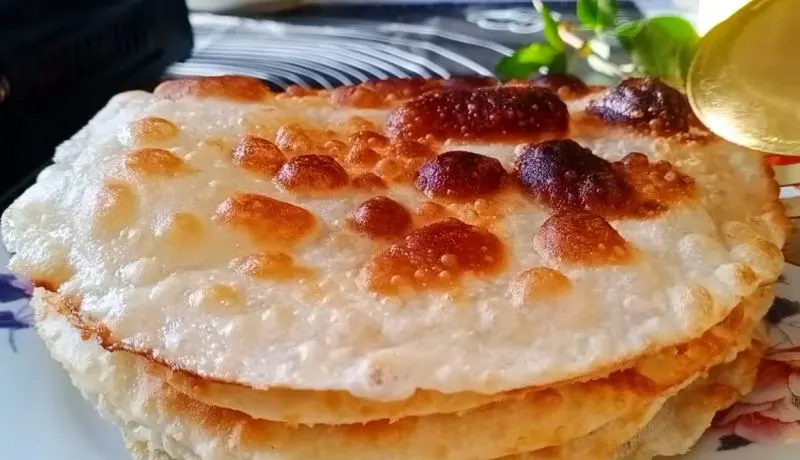 تصویر مرتبط با روش ساده تهیه نان لواش تابه‌ای بدون خمیر مایه با آرد و آب