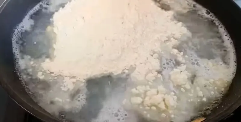 خمیر نان لواش آماده شده با آرد و آب جوش