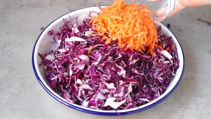 تصویر مرتبط با طرز تهیه سالاد کلم بنفش ترش و شیرین با طعمی متعادل و رنگی جذاب