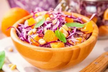 سالاد کلم بنفش ترش و شیرین با هویج و پرتقال