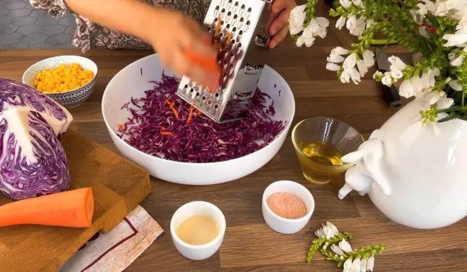 تصویر مرتبط با طرز تهیه سالاد کلم بنفش ترش و شیرین با طعمی متعادل و رنگی جذاب