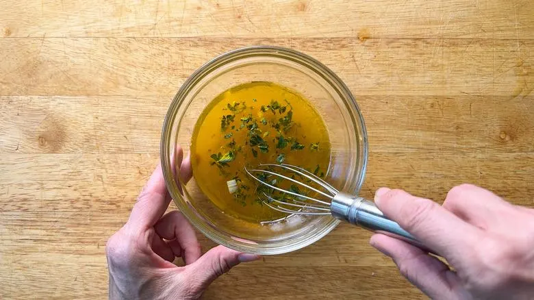 تصویر مرتبط با طرز تهیه سالاد کلم بنفش ترش و شیرین با طعمی متعادل و رنگی جذاب