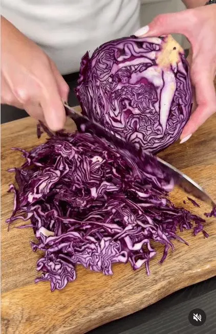 تصویر مرتبط با طرز تهیه سالاد کلم بنفش ترش و شیرین با طعمی متعادل و رنگی جذاب