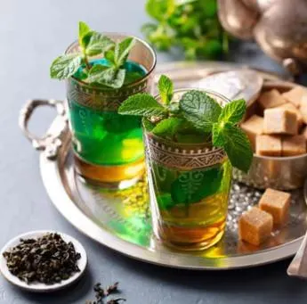 تصویر مرتبط با چای مراکشی؛ نوشیدنی خوش‌عطر و اصیل با طعم نعناع و روش تهیه سنتی