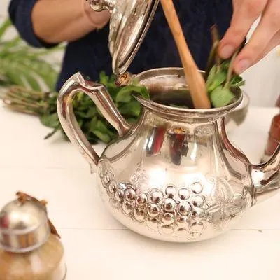 تصویر مرتبط با چای مراکشی؛ نوشیدنی خوش‌عطر و اصیل با طعم نعناع و روش تهیه سنتی
