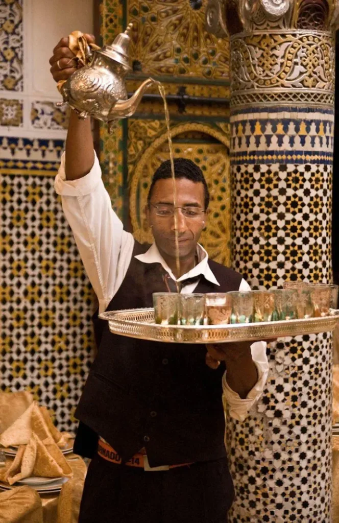تصویر مرتبط با چای مراکشی؛ نوشیدنی خوش‌عطر و اصیل با طعم نعناع و روش تهیه سنتی