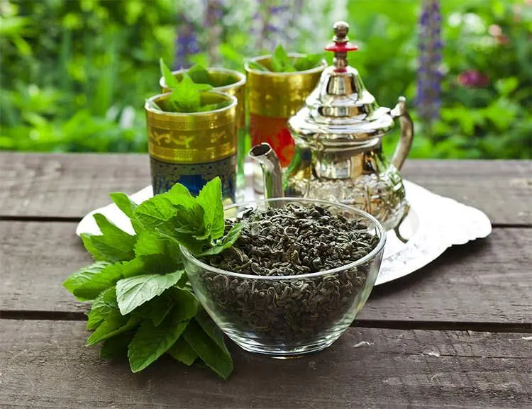 تصویر مرتبط با چای مراکشی؛ نوشیدنی خوش‌عطر و اصیل با طعم نعناع و روش تهیه سنتی