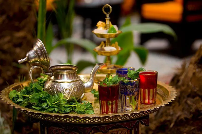 تصویر مرتبط با چای مراکشی؛ نوشیدنی خوش‌عطر و اصیل با طعم نعناع و روش تهیه سنتی