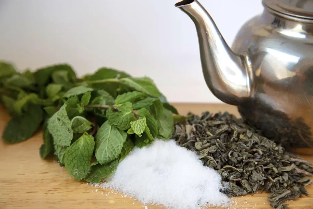 تصویر مرتبط با چای مراکشی؛ نوشیدنی خوش‌عطر و اصیل با طعم نعناع و روش تهیه سنتی