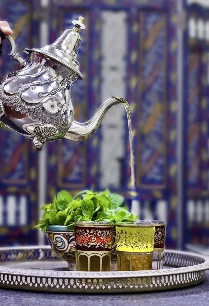 تصویر مرتبط با چای مراکشی؛ نوشیدنی خوش‌عطر و اصیل با طعم نعناع و روش تهیه سنتی