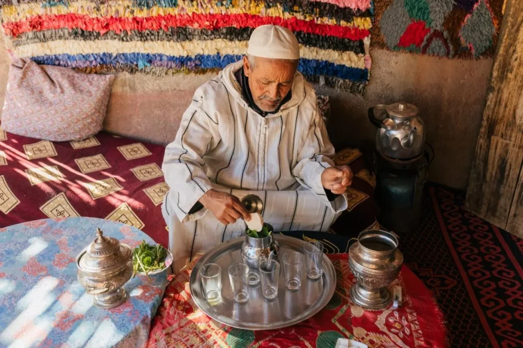 تصویر مرتبط با چای مراکشی؛ نوشیدنی خوش‌عطر و اصیل با طعم نعناع و روش تهیه سنتی