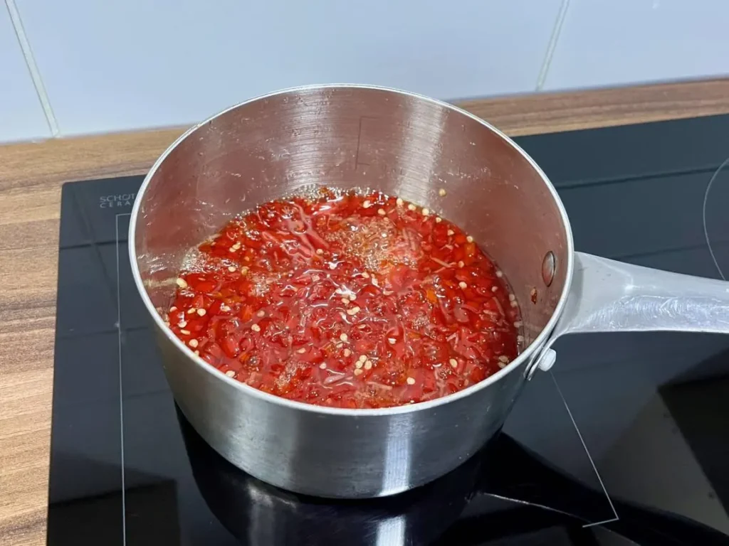 تصویر مرتبط با طرز تهیه سس تند و شیرین تایلندی؛ سسی خوشرنگ و خوشطعم برای مرغ و میگو