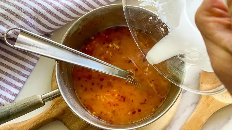 تصویر مرتبط با طرز تهیه سس تند و شیرین تایلندی؛ سسی خوشرنگ و خوشطعم برای مرغ و میگو