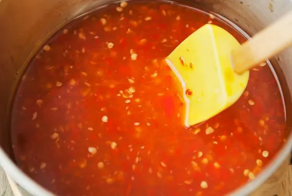 تصویر مرتبط با طرز تهیه سس تند و شیرین تایلندی؛ سسی خوشرنگ و خوشطعم برای مرغ و میگو