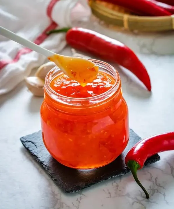 تصویر مرتبط با طرز تهیه سس تند و شیرین تایلندی؛ سسی خوشرنگ و خوشطعم برای مرغ و میگو